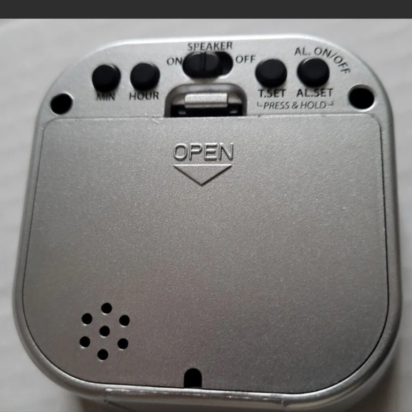 Elgin Digital Alarm Clock With Aux Cord And Speaker (Battery Operated, 2019) - Picture 3 of 11